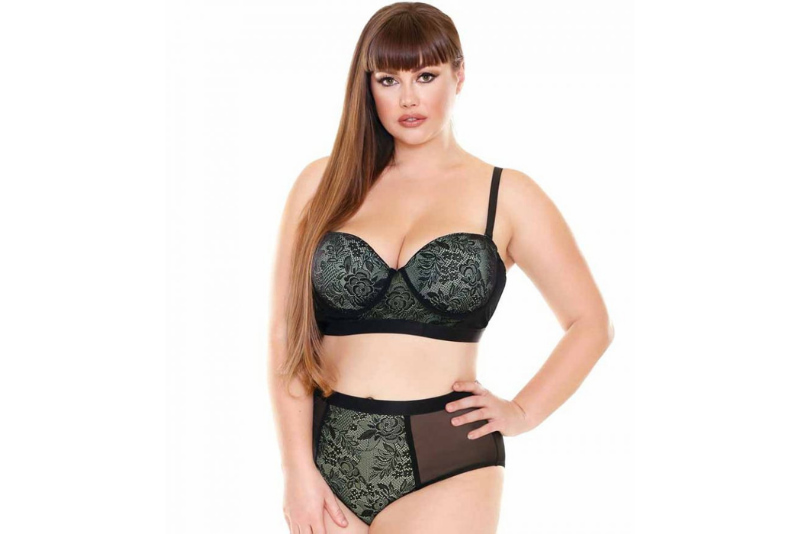 مطابقة حمالة الصدر و السروال