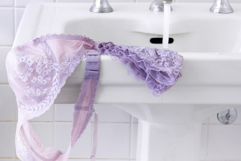 غسل حمالات الصدر الخاصة بك بواسطة اليد